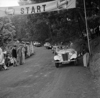 Starting line of the Brackenhurst Hill Climb. An MGTD sports car driven by Sacks, heads a line up