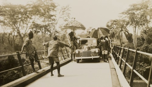 Opening of the Ishua to Ibillo bridge. People with parasols surround the first car to cross the