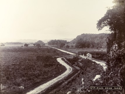 Railway track across Union Plain. A railway track stretches into the distance through cultivated