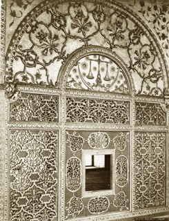 Scales of Justice' screen. An intricately carved marble screen in the Khas Mahal. The semi-circular