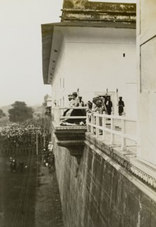 The day after the Coronation Durbar. King George V (r.1910-36) and Queen Mary appear before crowds