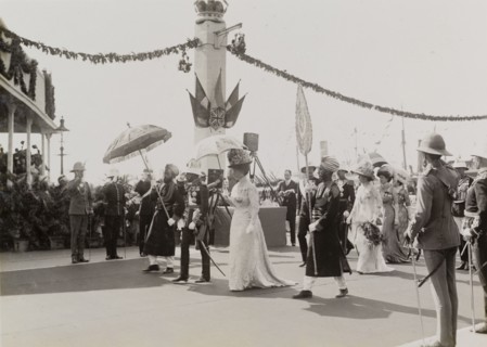 King George V arrives in Kolkata. King George V (r.1910-36), Queen Mary and the royal entourage