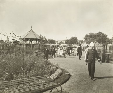 The Earl of Hopetoun visits Perth Zoo. The Earl of Hopetoun, Governor General of Australia, visits