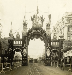 Welcome arch for the royal visit, Melbourne. A welcome arch embellished with the name of King