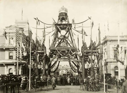 Royal welcome arch at Perth. A welcome arch at the intersection of William Street and St. George's