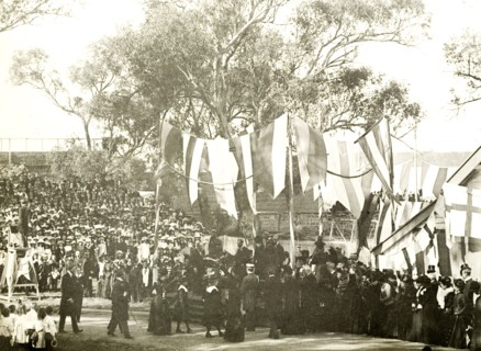 The Duke and Duchess address school children, Perth. Crowds of spectators watch as the Duke and