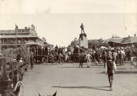 Unveiling of statue of Cecil John Rhodes. Crowds gather to see the unveiling of a commemorative