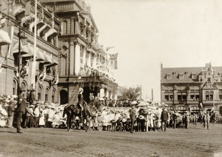 Awaiting the arrival of Lord Selbourne. A crowd assembles in a square outside the Council Chamber