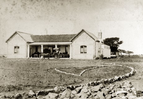 Government House, Bulawayo. View of Government House, a single-storey stone building with the