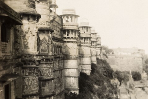 The outer wall of Gwalior Fort. View of the intricately carved outer wall belonging to the 15th