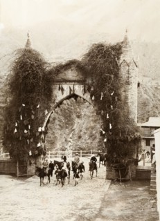 British government officers arrive in Chamba. Four British government officers, accompanied by an