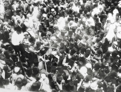 An altercation in Jerusalem, 1933. A tightly packed crowd of Palestinian Arabs and Jews form an