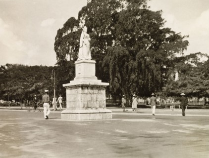 Queen Victoria memorial, Kingston. View of the commemorative statue of Queen Victoria in Victoria
