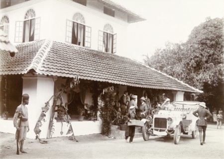 Sir Arthur Lawley bids farewell to the Elaya Rajah. Sir Arthur Lawley, Governor of Madras, shakes