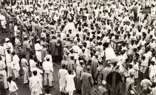 Policing the riots in Calcutta, 1946. Indian police form a barricade with lathis (bamboo sticks) to