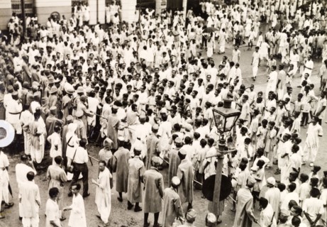 Policing the riots in Calcutta, 1946. Indian police form a barricade with lathis (bamboo sticks) to