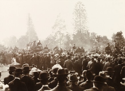 Departure of the Earl of Hopetoun. Crowds of people line the streets to catch a glimpse of the Earl