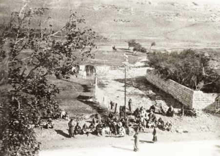 Arab detainees oppositie Nablus Fort. Arab detainees sit on the roadside opposite Nablus Fort. An