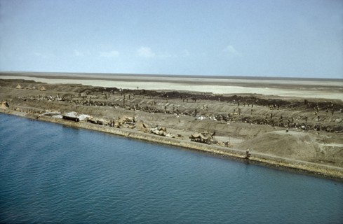 Maintenance work on the Suez Canal, 1958. Scores of indentured labourers carry out maintenance work