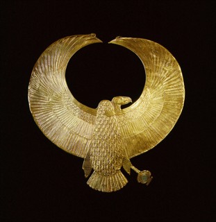 Collar in the form of a vulture, ensuring the wearer of protection by the goddess Nekhbet
