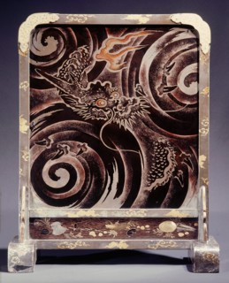 Lacquer screen with dragon design