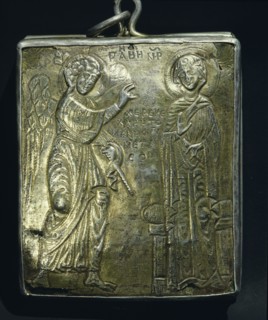 The reverse of the small gold and enamel reliquary with a figure of the Virgin Mary on one side and the Annunciation on the reverse
