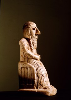Seated votive figure, Both the dress and the chair are portrayed in vivid detail