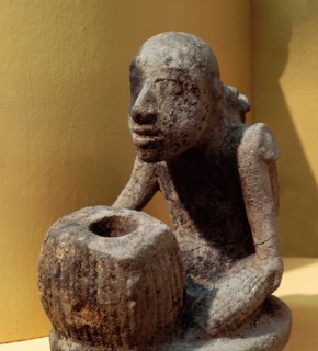 Stone effigy pipe in the form of a maize grinder with mortar