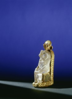 Seated quartz amulet of the lion headed goddess Bastet on a gold throne, from the tomb of Wen djeba en djed, senior official of Psusennes I