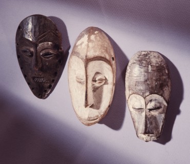 Masks which are not worn but manipulated and used as a mnemonic device linked with proverbs recited during the initiation rites of the senior grades of the Lega Bwami society