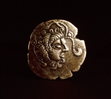 Low alloy coin showing a favorite image of the Armoricans   a head surrounded by Ss