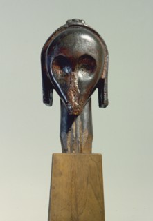 These heads, known as Bieri, were attached to bark boxes containing the skulls and bones of ancestors, both to guard the relics and as a focus for prayers, complaints and sacrifices