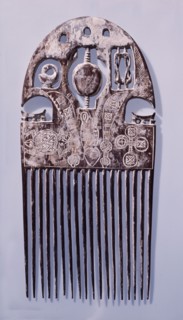 A comb decorated with Ashanti allegorical figures