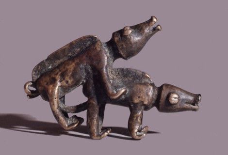 A brass weight which was used for weighing gold dust, representing a proverb about animal intercourse