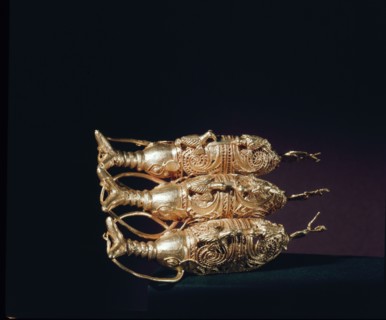 Jewellery in the form of three elephants surmounted by six birds