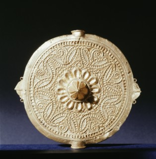 Jewellery worn as insignia by senior officials of the court of the Ashanti kings