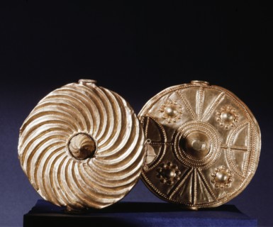 Jewellery worn as insignia by senior officials of the court of the Ashanti kings