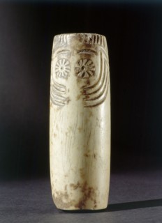 Incised bone idol