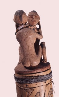 A stopper in the form of a homosexual couple, on a bamboo container