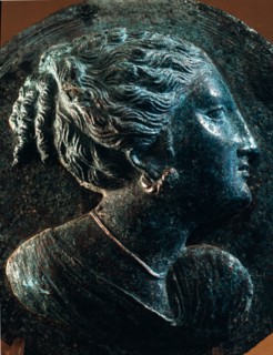 Mirror case lid with the profile of a woman in relief with her jewellery added in cilver