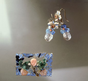 A pair of earrings and a brooch