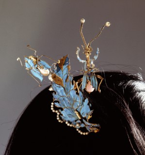 Hairpin in the shape of a leaf and praying mantis
