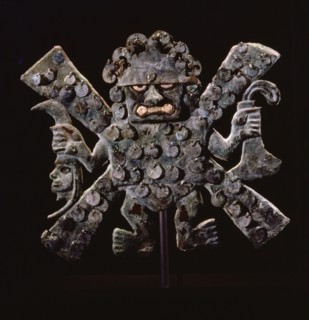 Depiction of the sacrificer god holding the sacrificial knife in one hand and the decapitated head of the victim in the other