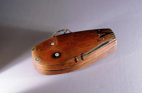 Wooden trinket box with an animal on the lid in relief