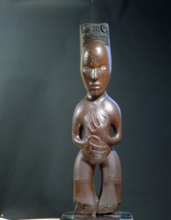 A female poutokomanawa, a figure that rests against the post supporting the ridgepole of a chiefs house or meeting house