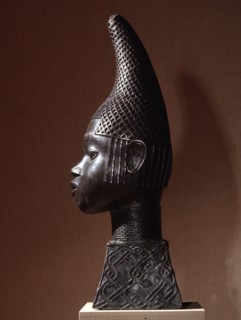 Idia, the mother of Oba Esigie, was granted the right to establish her own palace and ancestral altars as a reward for using her mystic powers to bring victory in Benins war against the Igala