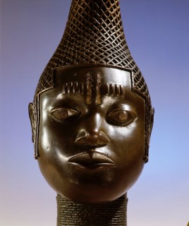 Idia, the mother of Oba Esigie, was granted the right to establish her own palace and ancestral altars as a reward for using her mystic powers to bring victory in Benins war against the Igala