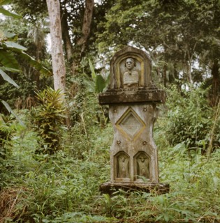 Wealth earned through the palm oil trade in the Niger Delta region financed a fashion for painted cement memorials where the deceased were depicted with the symbols of Christianity and European afflue...