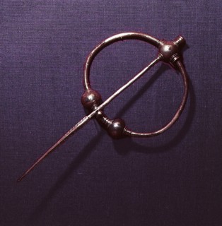 A ring and pin brooch