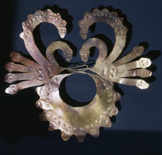 Nazca headdress or pectoral of hammered gold surrounded by machakway serpents